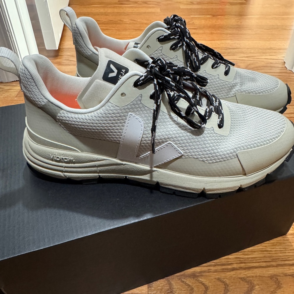 Veja dekkan alveomesh sneaker, size 9. Worn once, perfect condition.